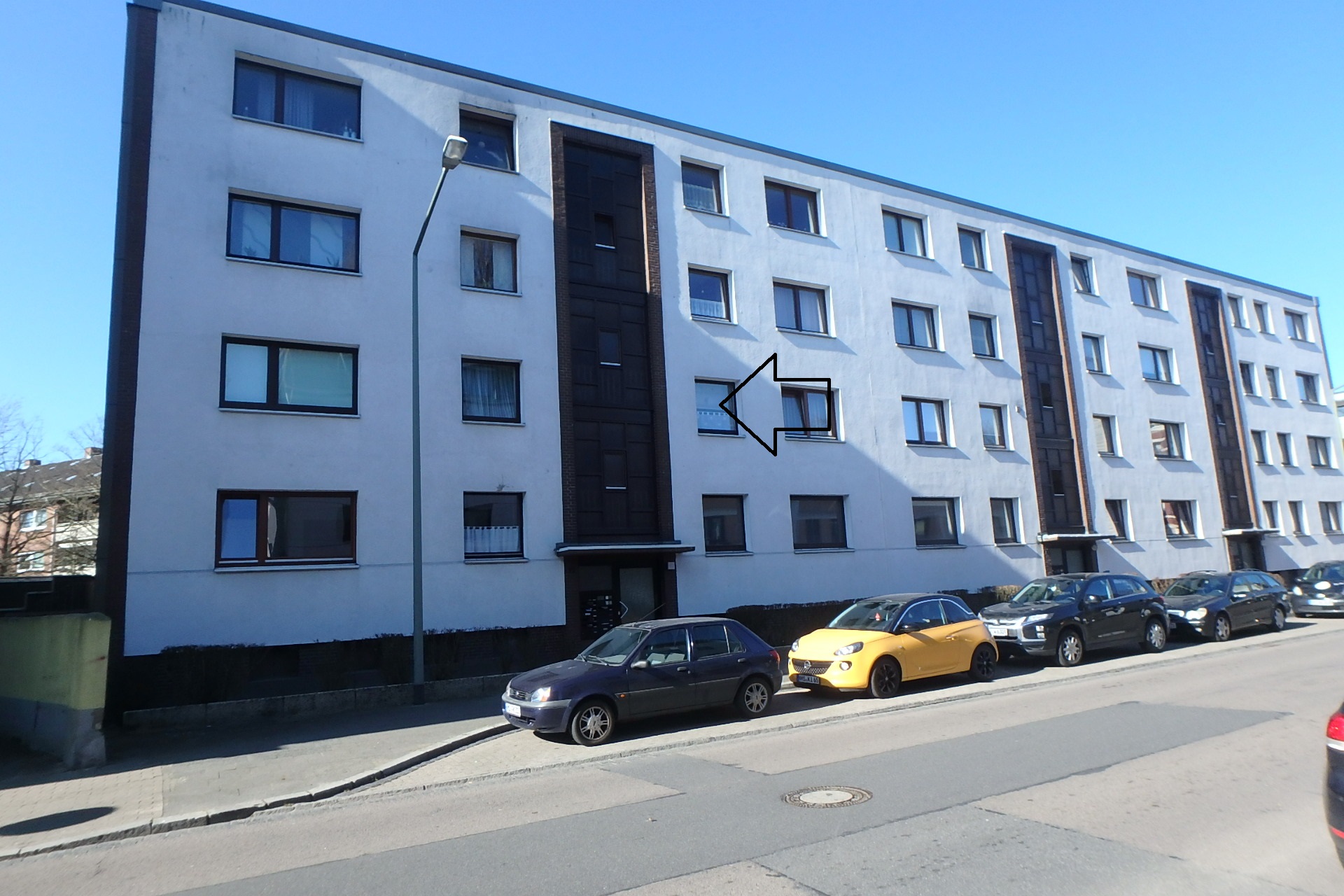 Straßenansicht mit Wohnungslage